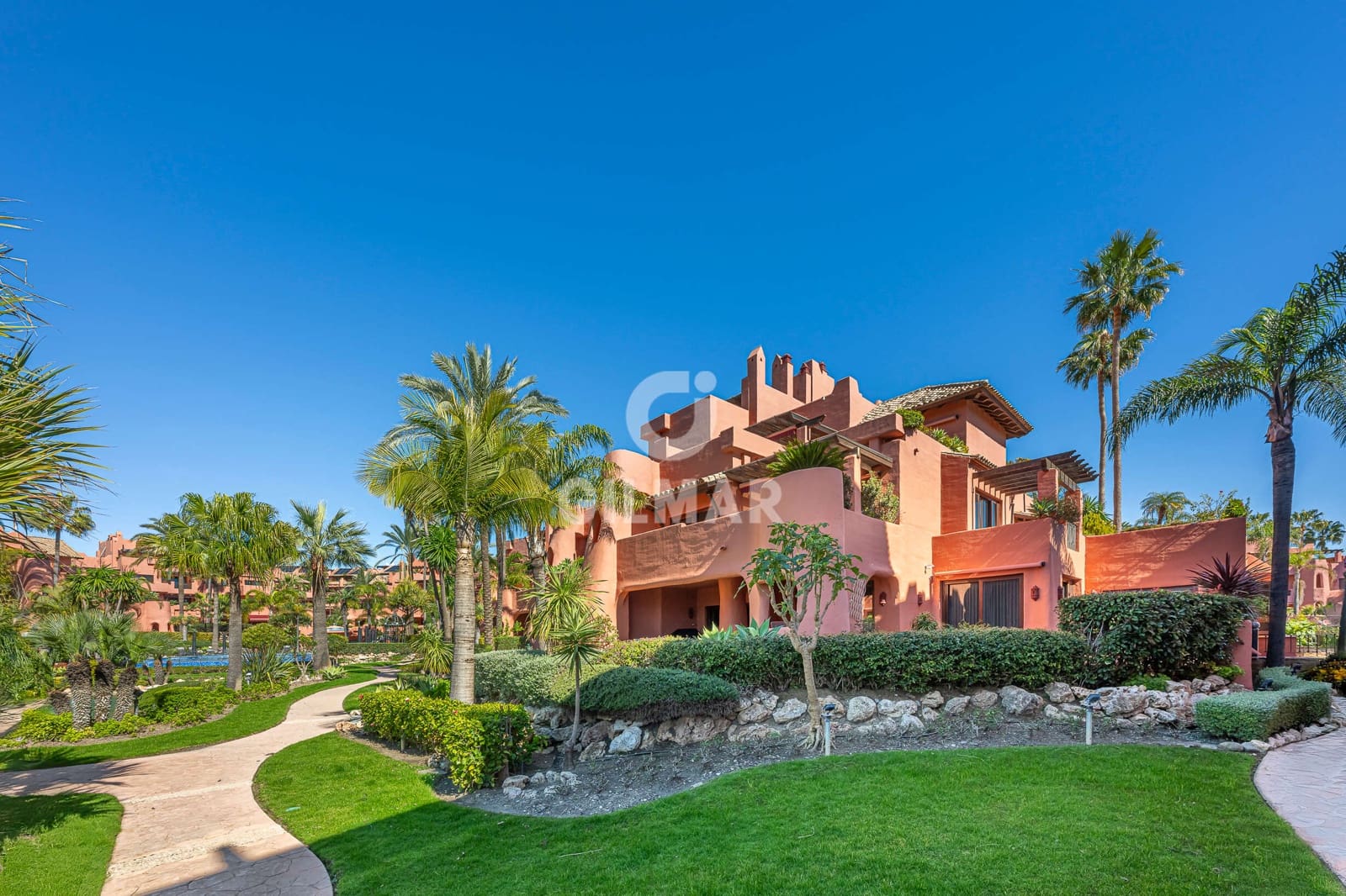 3 slaapkamer Flat te koop in Estepona met zwembad garage - € 1.525.000 (Ref: 9784526)