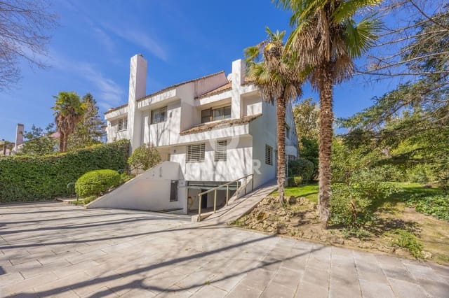 6 soverom Kjedet enebolig til salgs i El Pardo, Madrid by med svømmebasseng - € 2 700 000 (Ref: 9793502)