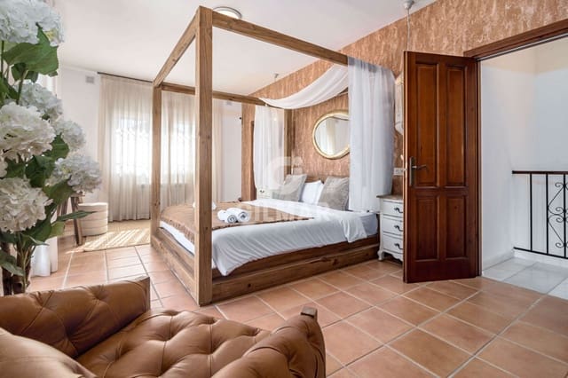 4 slaapkamer Villa te koop in Nueva Atalaya, Estepona met zwembad - € 1.900.000 (Ref: 9810846)