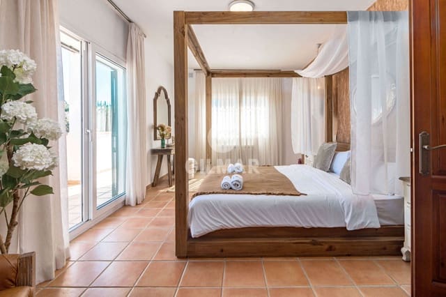 4 slaapkamer Villa te koop in Nueva Atalaya, Estepona met zwembad - € 1.900.000 (Ref: 9810846)
