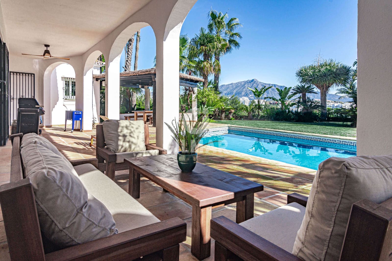 4 slaapkamer Villa te koop in Estepona met zwembad - € 1.900.000 (Ref: 9810846)