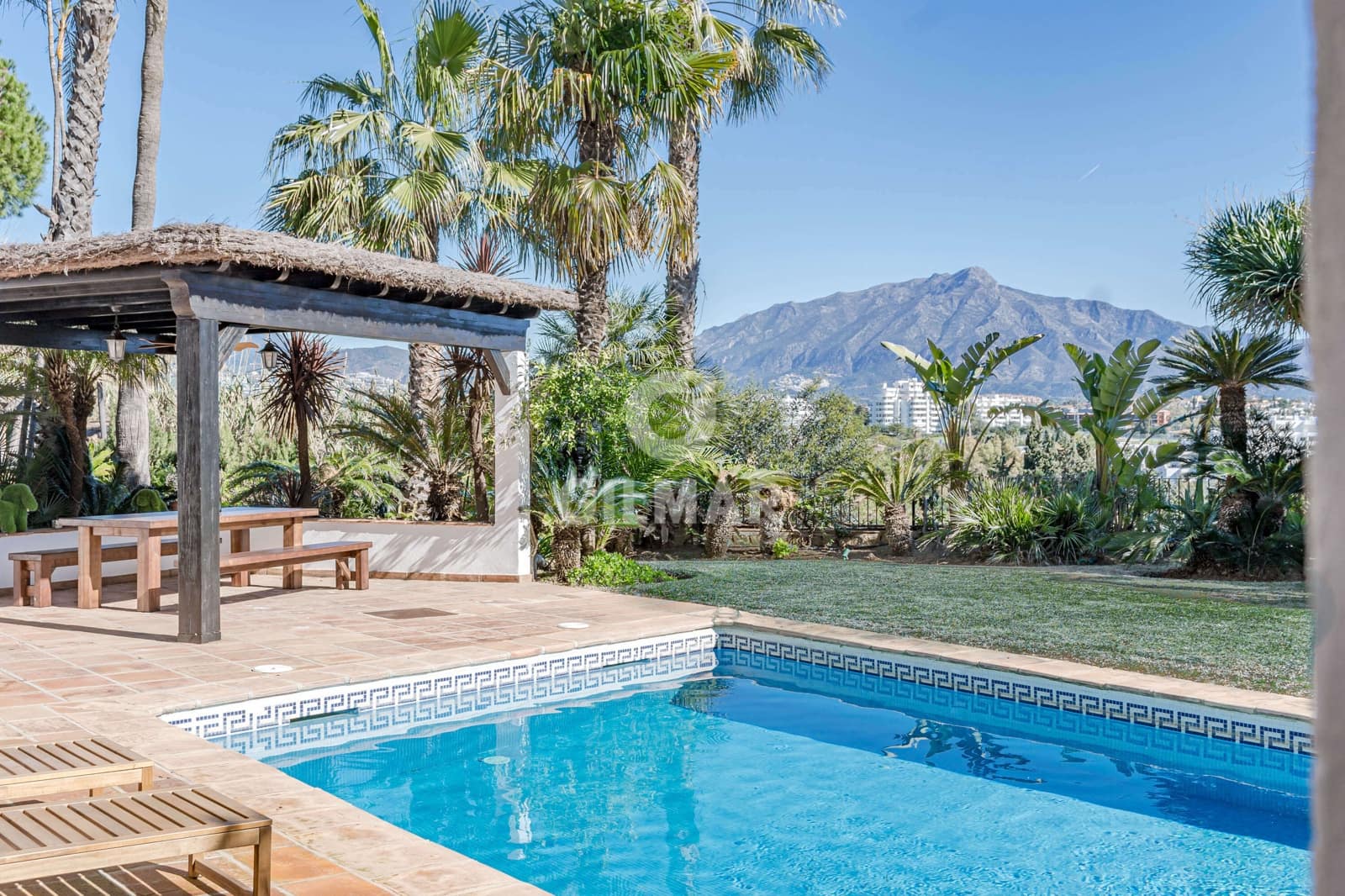4 slaapkamer Villa te koop in Estepona met zwembad - € 1.900.000 (Ref: 9810846)