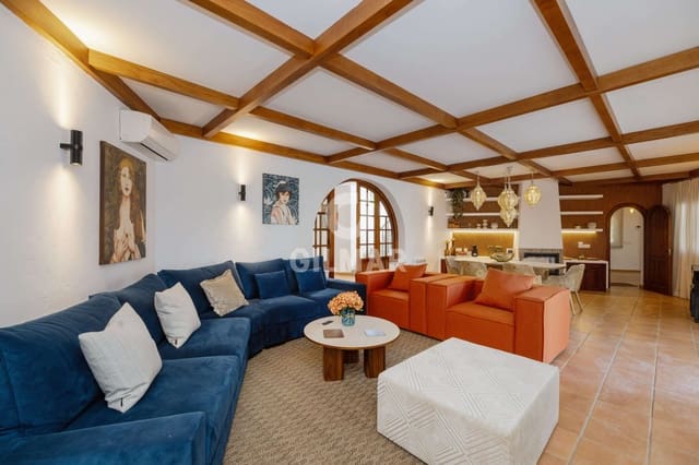 Chalet de 4 habitaciones en Nueva Atalaya, Estepona en venta con piscina - 1.900.000 € (Ref: 9810846)