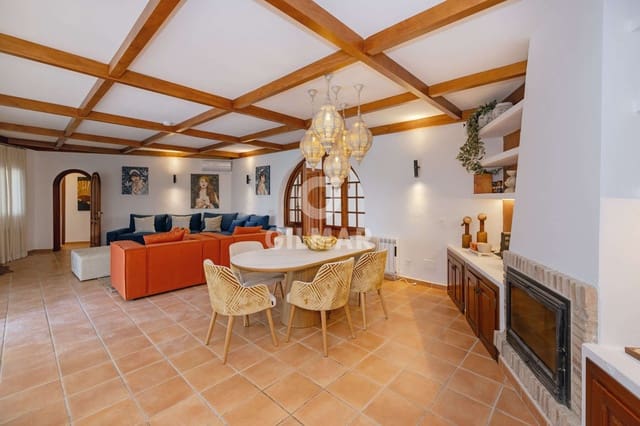Chalet de 4 habitaciones en Nueva Atalaya, Estepona en venta con piscina - 1.900.000 € (Ref: 9810846)