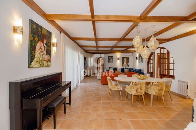 Chalet de 4 habitaciones en Nueva Atalaya, Estepona en venta con piscina - 1.900.000 € (Ref: 9810846)