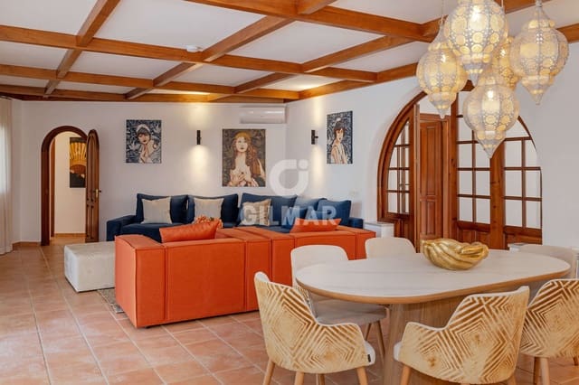 Chalet de 4 habitaciones en Nueva Atalaya, Estepona en venta con piscina - 1.900.000 € (Ref: 9810846)