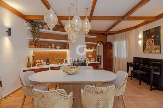 Chalet de 4 habitaciones en Nueva Atalaya, Estepona en venta con piscina - 1.900.000 € (Ref: 9810846)