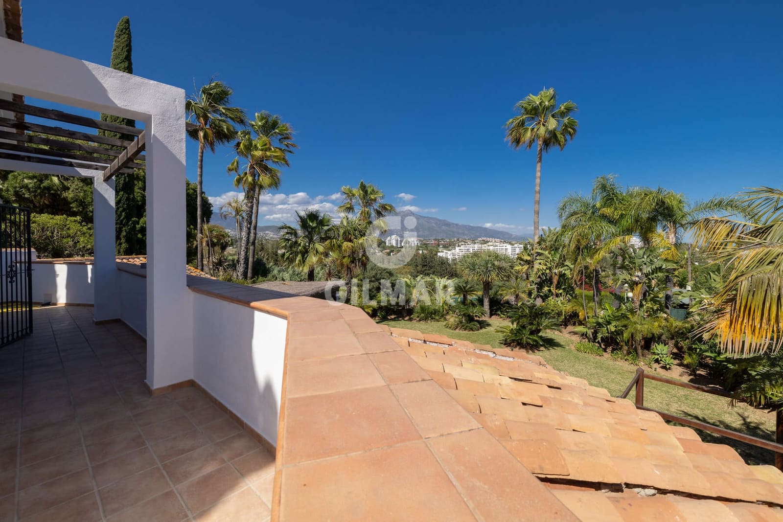4 bedroom Villa for sale in Estepona with pool - € 1,900,000 (Ref: 9810846)