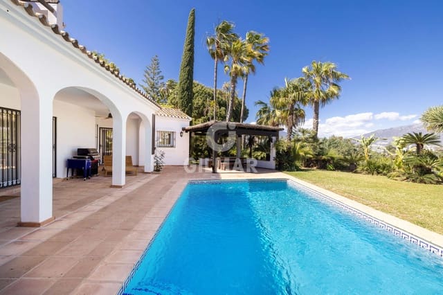 Chalet de 4 habitaciones en Nueva Atalaya, Estepona en venta con piscina - 1.900.000 € (Ref: 9810846)