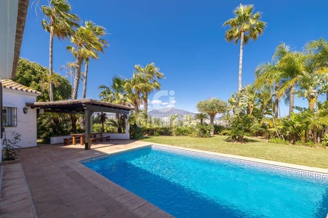Chalet de 4 habitaciones en Nueva Atalaya, Estepona en venta con piscina - 1.900.000 € (Ref: 9810846)