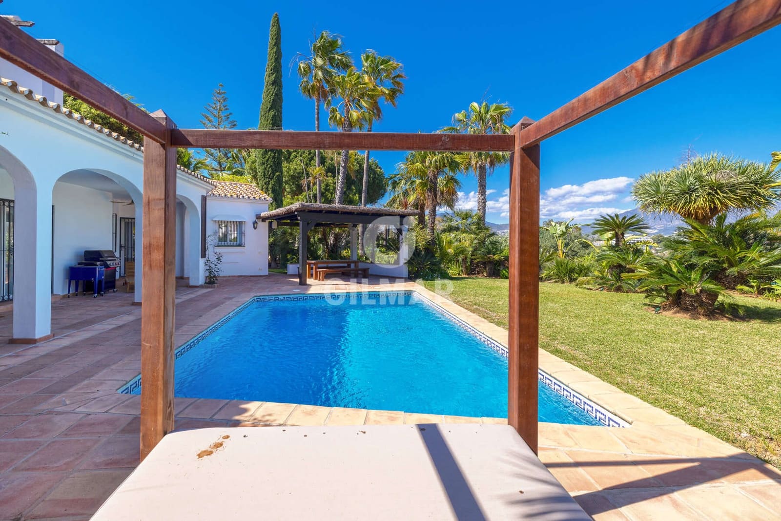 4 bedroom Villa for sale in Estepona with pool - € 1,900,000 (Ref: 9810846)