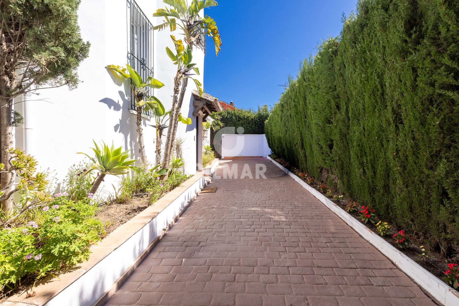 4 bedroom Villa for sale in Estepona with pool - € 1,900,000 (Ref: 9810846)