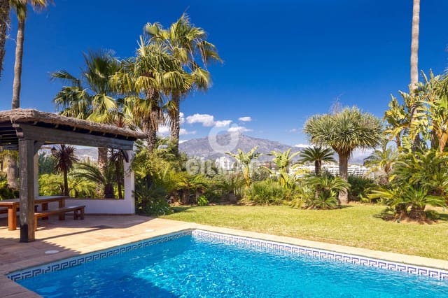 Chalet de 4 habitaciones en Nueva Atalaya, Estepona en venta con piscina - 1.900.000 € (Ref: 9810846)