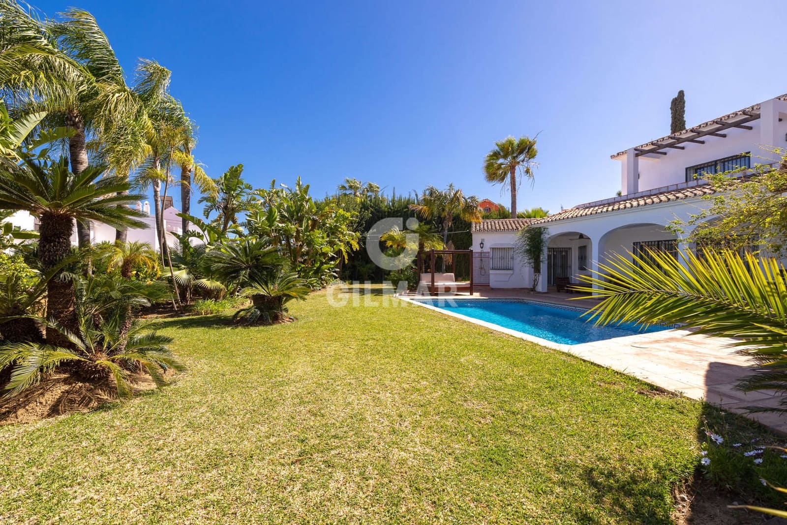 4 bedroom Villa for sale in Estepona with pool - € 1,900,000 (Ref: 9810846)