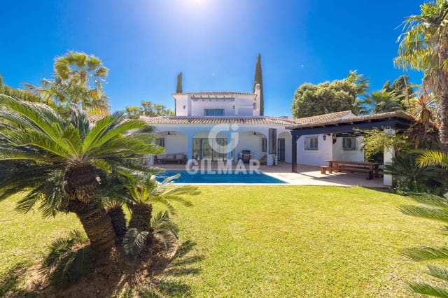 Chalet de 4 habitaciones en Nueva Atalaya, Estepona en venta con piscina - 1.900.000 € (Ref: 9810846)