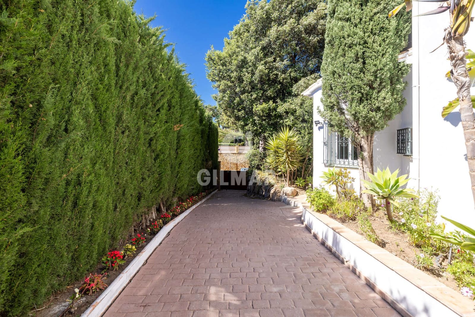 4 bedroom Villa for sale in Estepona with pool - € 1,900,000 (Ref: 9810846)