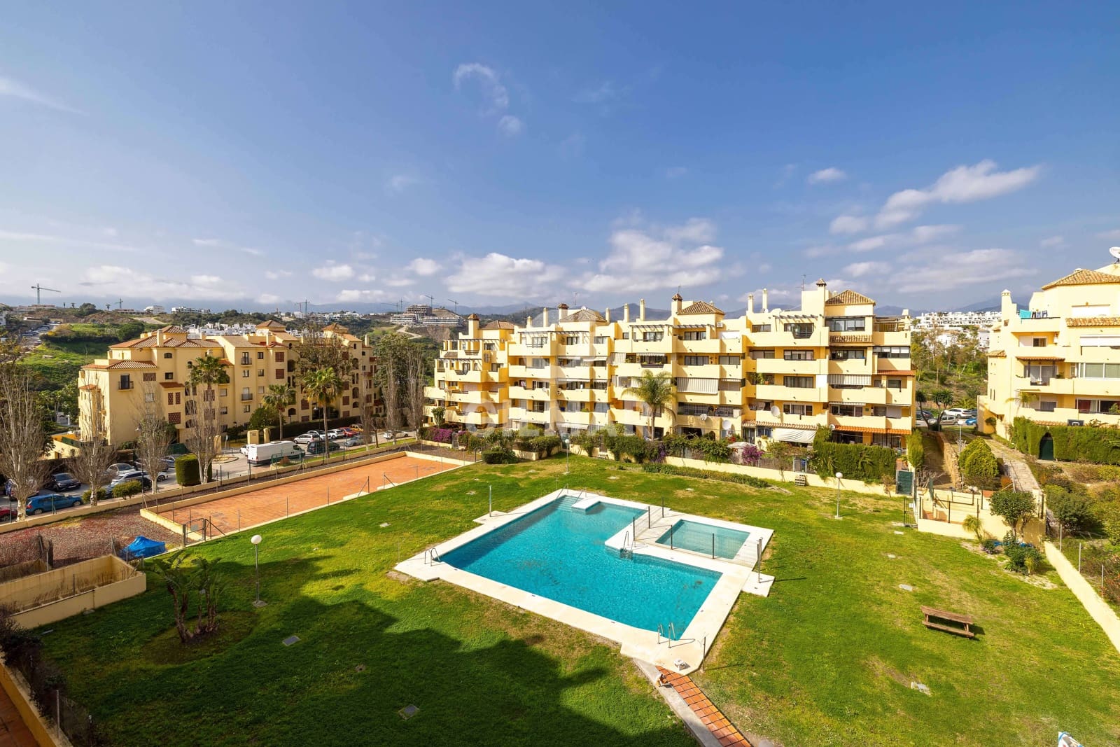 2 chambre Appartement à vendre à Estepona avec piscine garage - 299 000 € (Ref: 9815042)