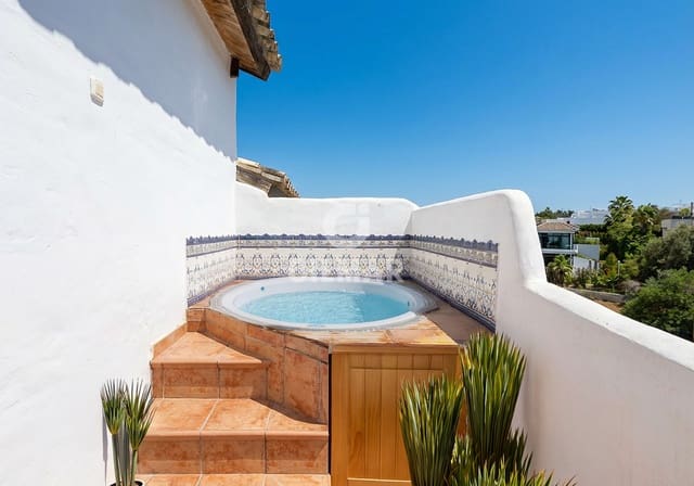 3 makuuhuone Paritalo myytävänä paikassa Nagüeles Alto, Marbella mukana uima-altaan 
autotalli - 795 000 € (Ref: 9821597)