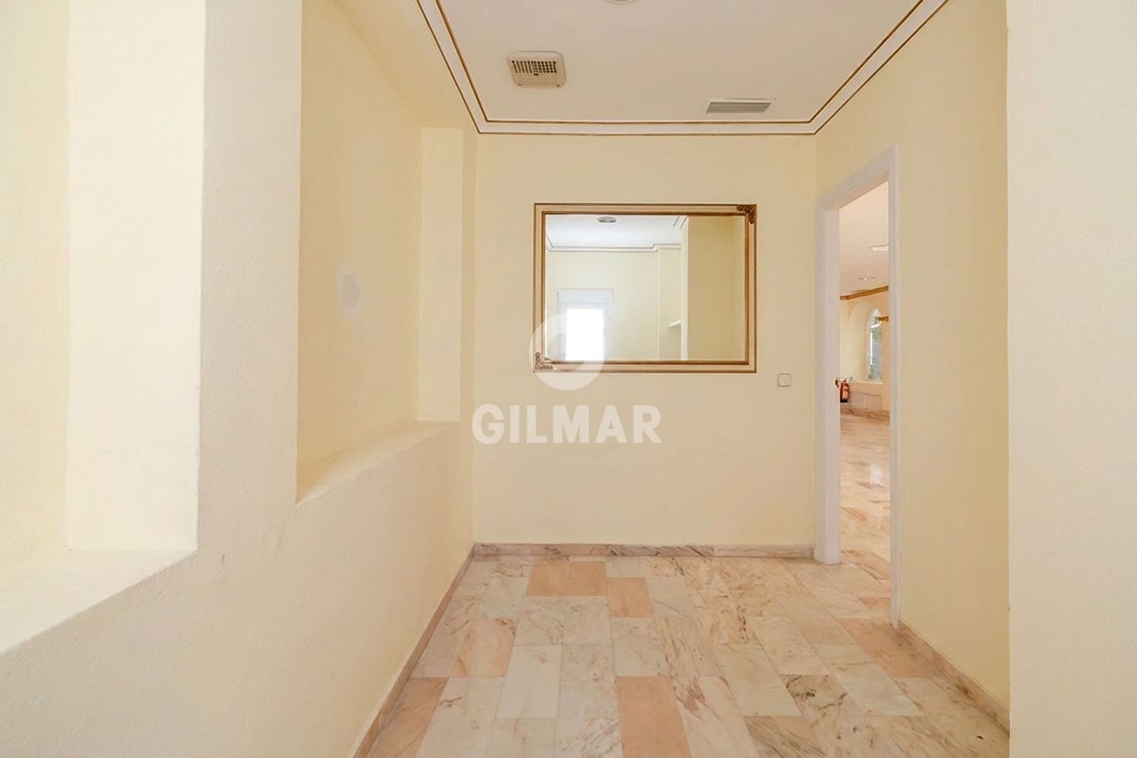 Commerciale in vendita in Puerto Banus - 600.000 € (Rif: 9821598)