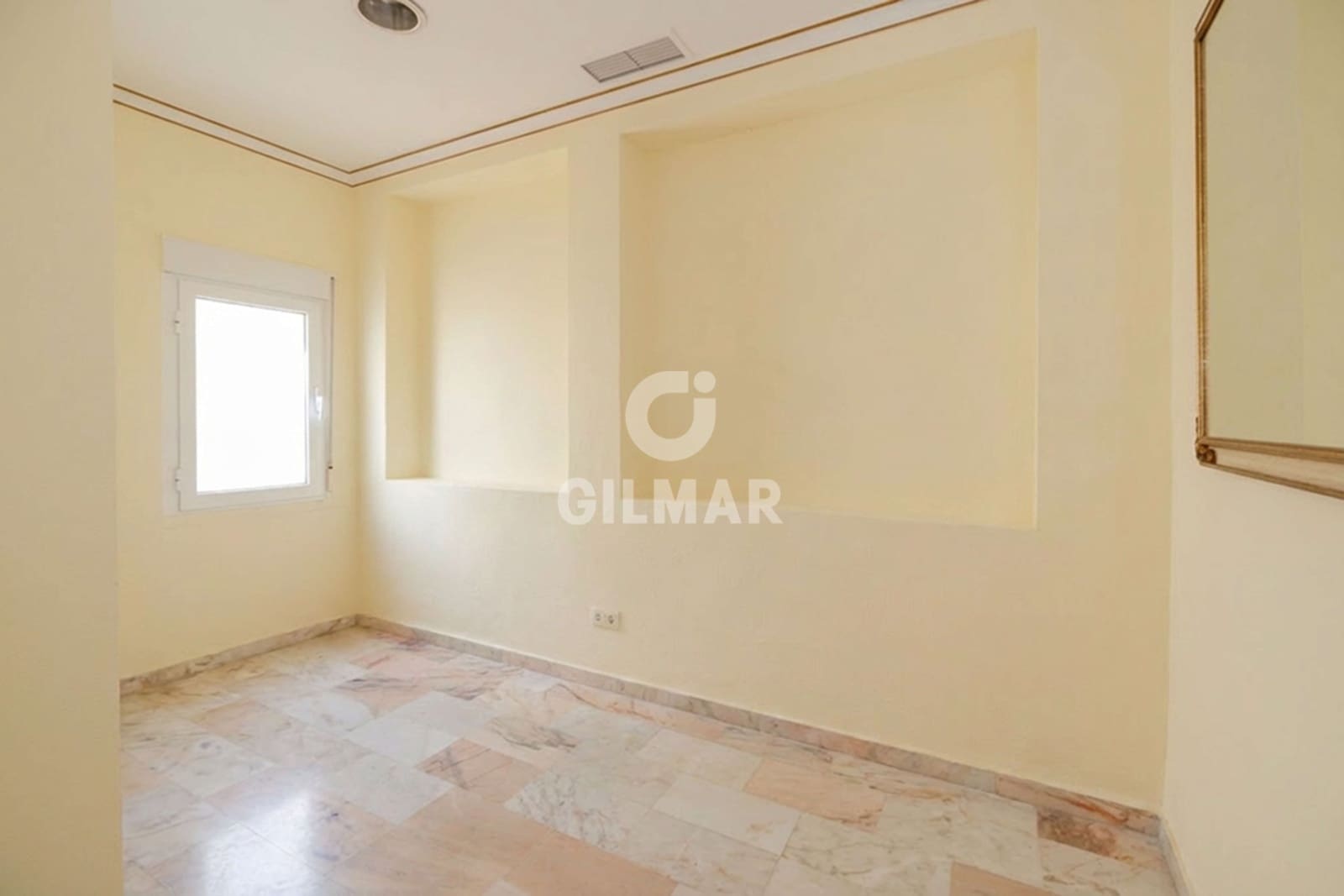 Commerciale in vendita in Puerto Banus - 600.000 € (Rif: 9821598)
