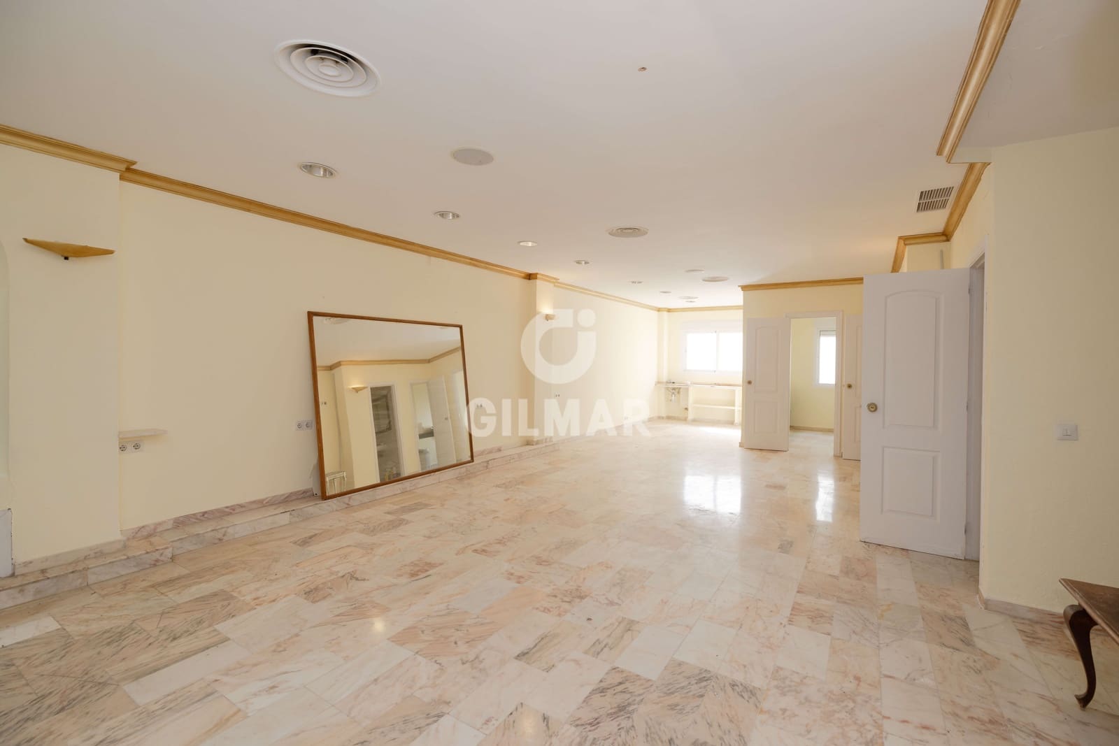 Commerciale in vendita in Puerto Banus - 600.000 € (Rif: 9821598)