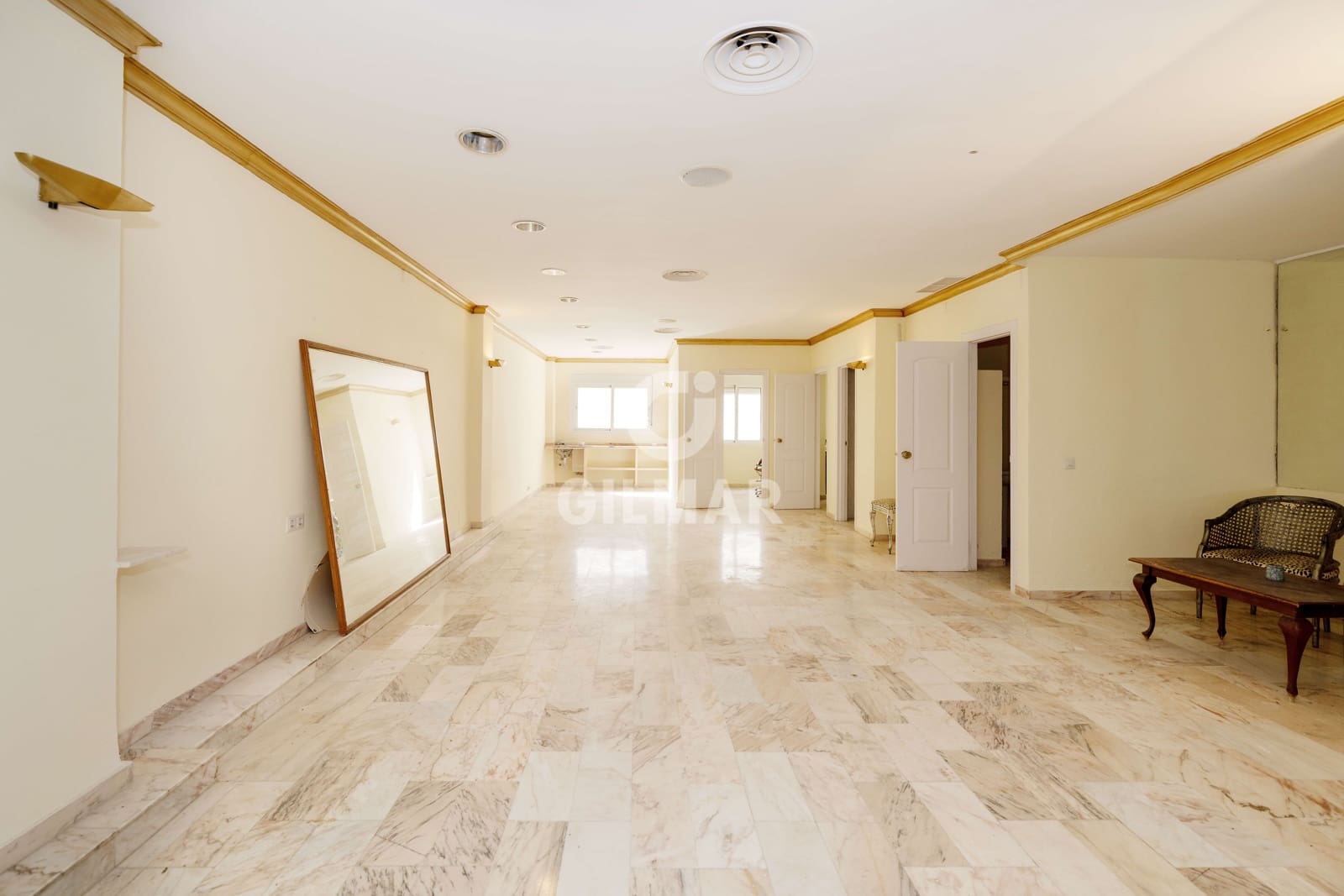 Commerciale in vendita in Puerto Banus - 600.000 € (Rif: 9821598)
