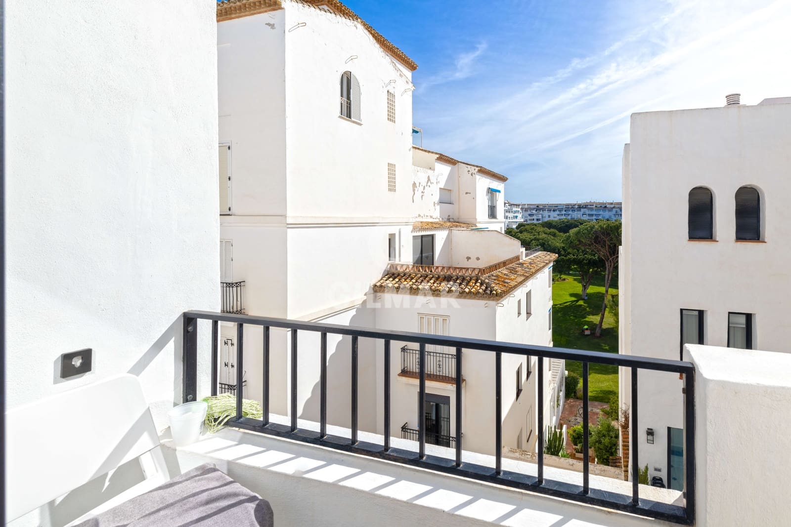 2 sypialnia Mieszkanie na sprzedaż w Puerto Banus z basenem garażem - 1 100 000 € (Ref: 9821599)