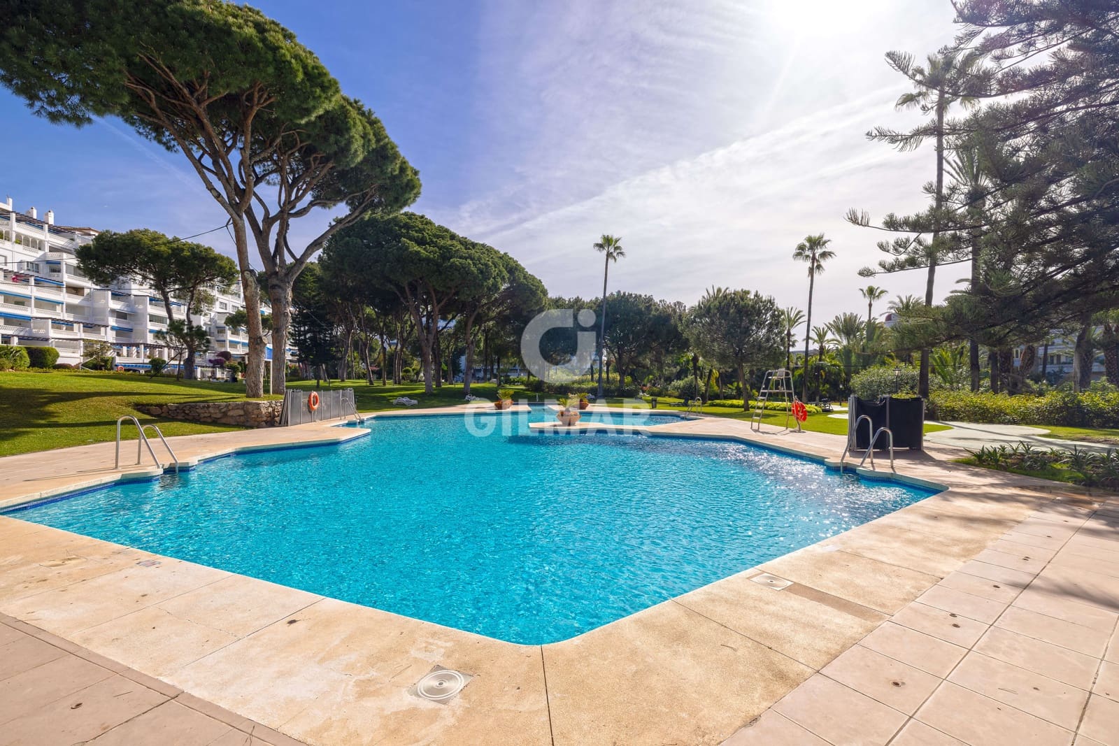2 sypialnia Mieszkanie na sprzedaż w Puerto Banus z basenem garażem - 1 100 000 € (Ref: 9821599)