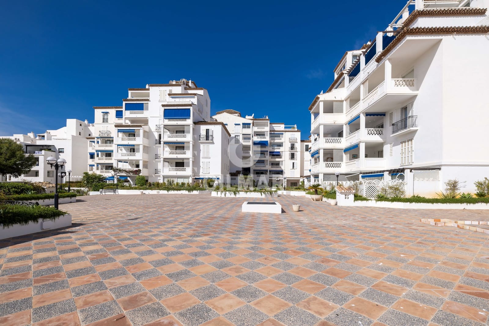 2 sypialnia Mieszkanie na sprzedaż w Puerto Banus z basenem garażem - 1 100 000 € (Ref: 9821599)