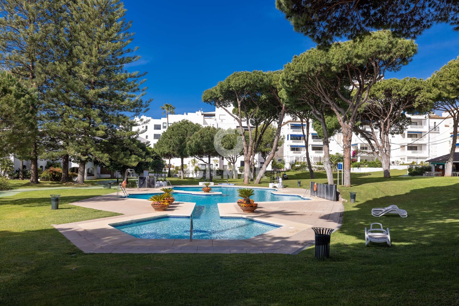 2 sypialnia Mieszkanie na sprzedaż w Puerto Banus z basenem garażem - 1 100 000 € (Ref: 9821599)