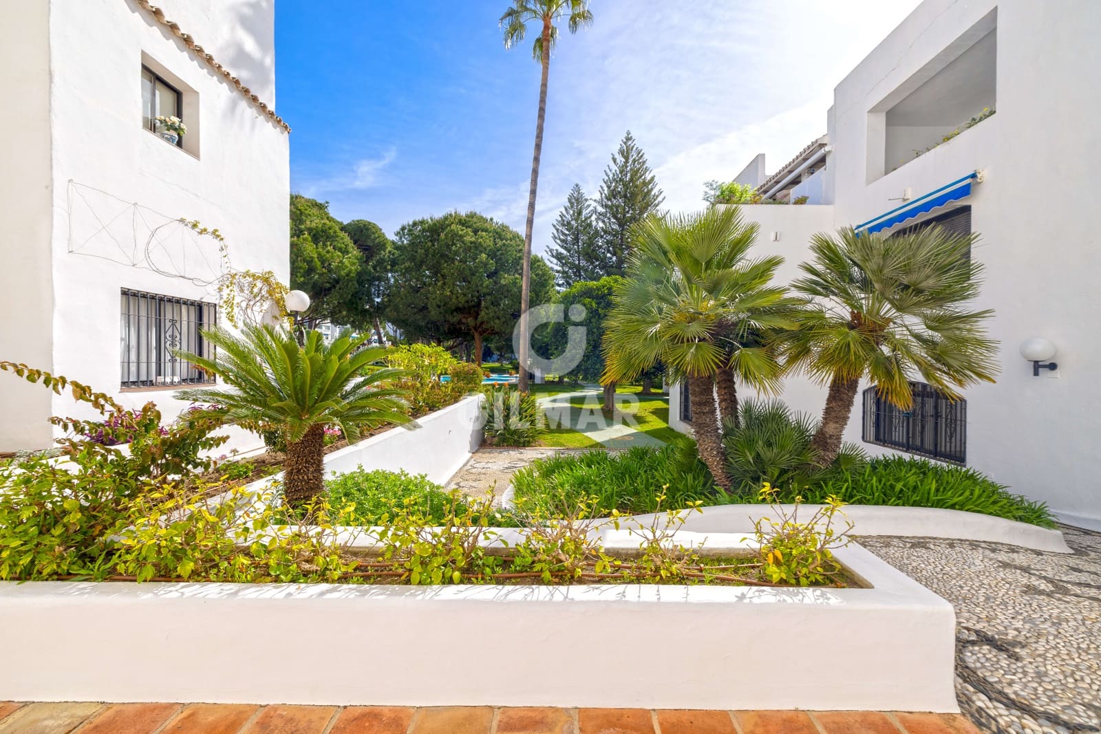 2 sypialnia Mieszkanie na sprzedaż w Puerto Banus z basenem garażem - 1 100 000 € (Ref: 9821599)