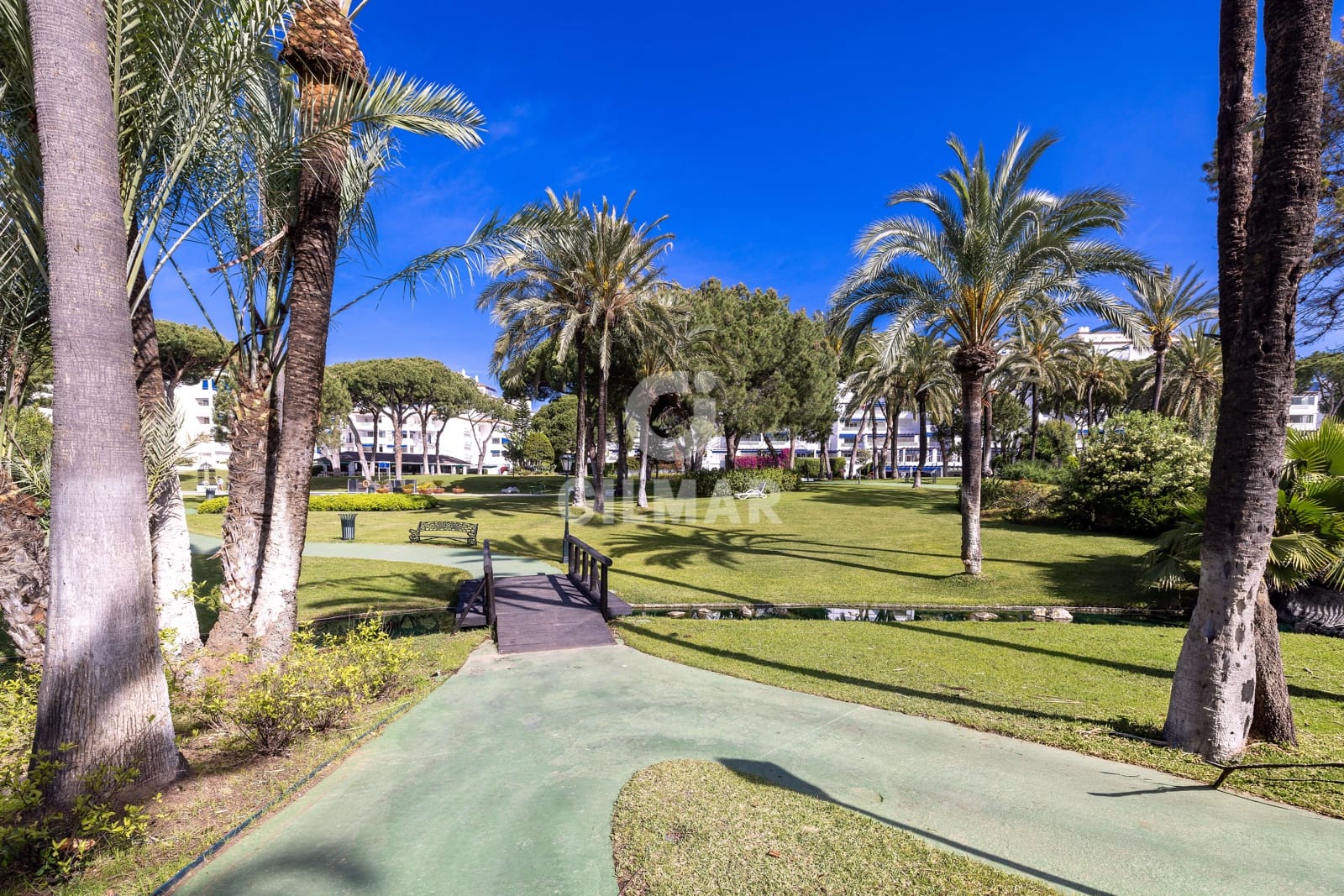 2 sypialnia Mieszkanie na sprzedaż w Puerto Banus z basenem garażem - 1 100 000 € (Ref: 9821599)