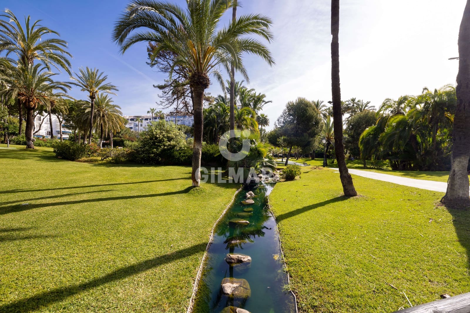 2 sypialnia Mieszkanie na sprzedaż w Puerto Banus z basenem garażem - 1 100 000 € (Ref: 9821599)