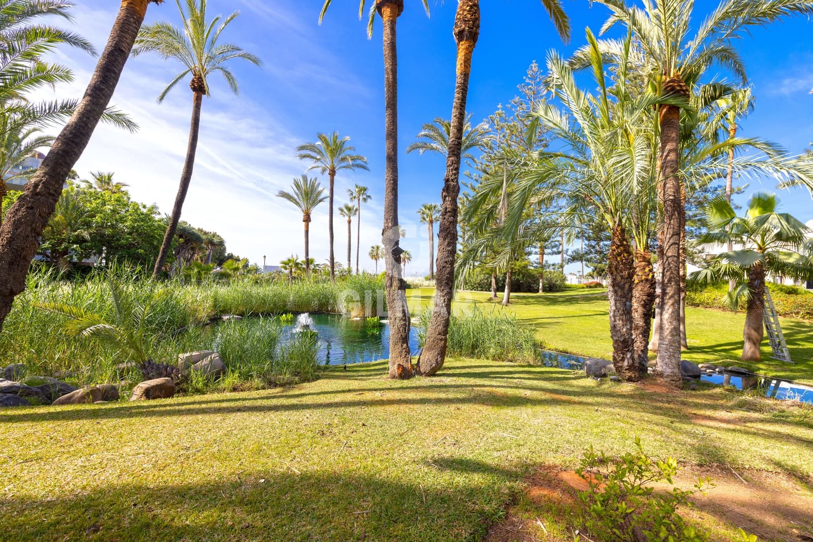 2 sypialnia Mieszkanie na sprzedaż w Puerto Banus z basenem garażem - 1 100 000 € (Ref: 9821599)