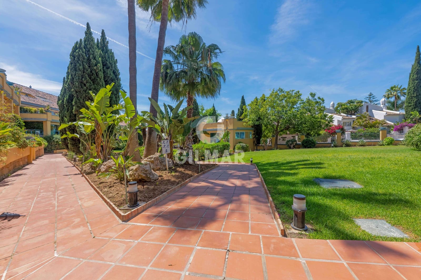 2 bedroom Flat for sale in Bahia de Marbella with pool garage - € 646,000 (Ref: 9821600)