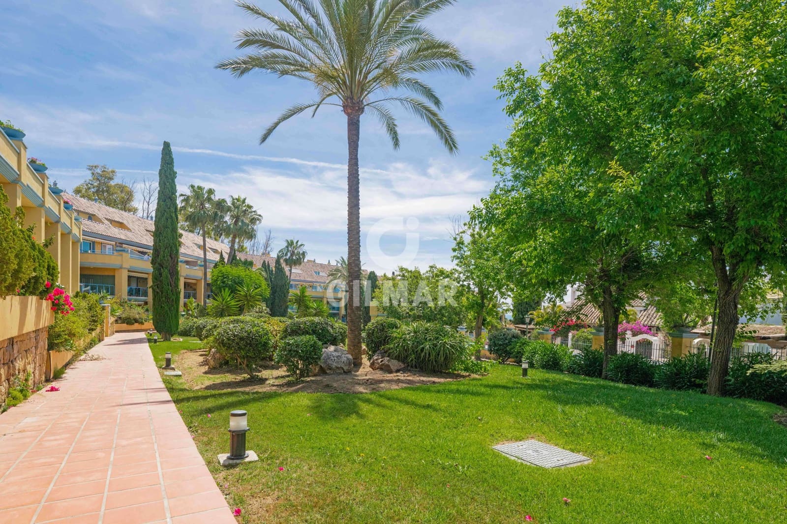 2 bedroom Flat for sale in Bahia de Marbella with pool garage - € 646,000 (Ref: 9821600)