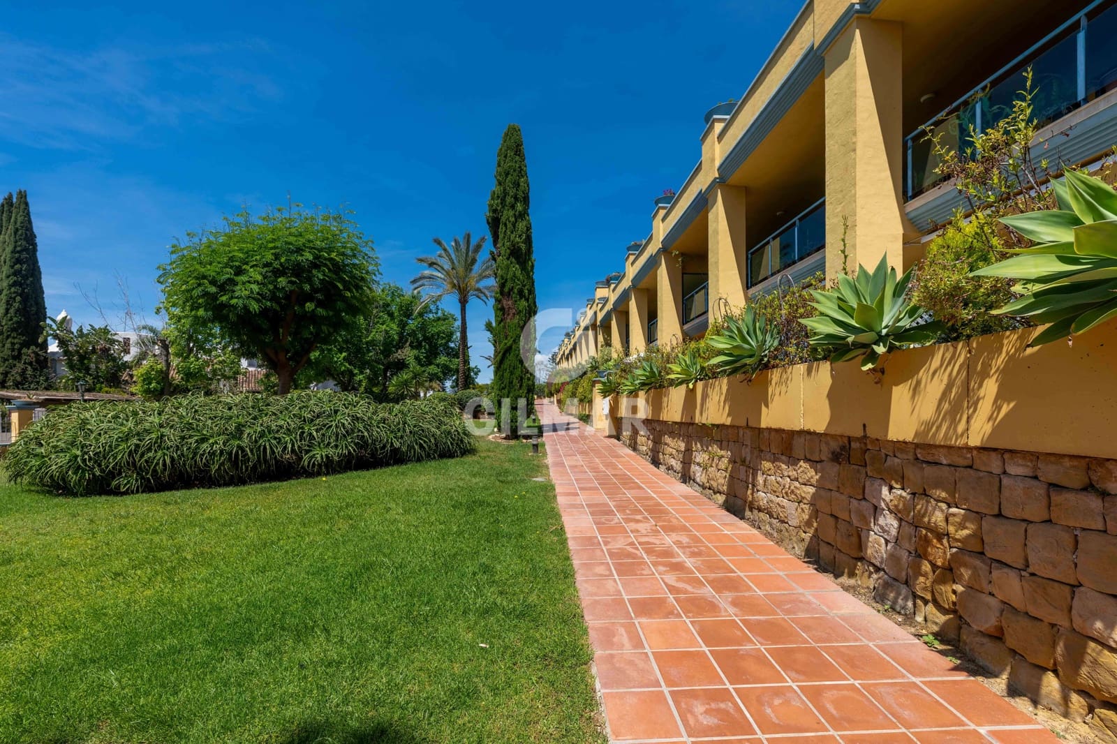 2 bedroom Flat for sale in Bahia de Marbella with pool garage - € 646,000 (Ref: 9821600)
