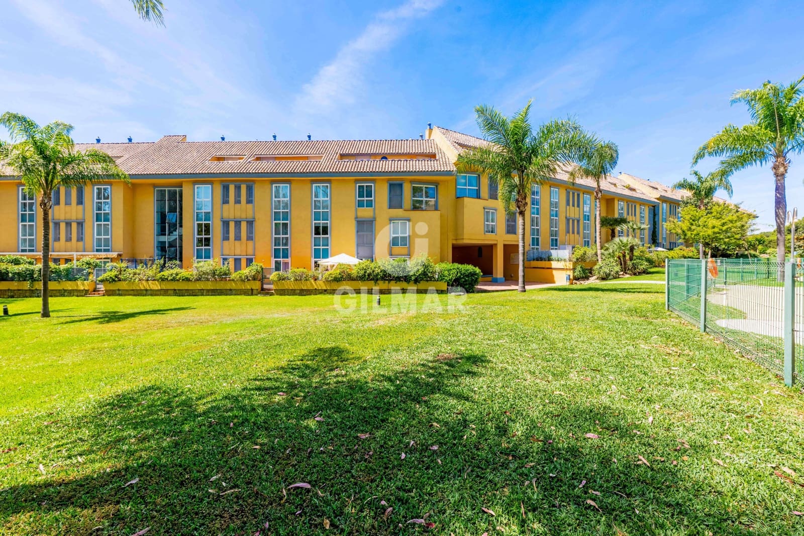 2 bedroom Flat for sale in Bahia de Marbella with pool garage - € 646,000 (Ref: 9821600)