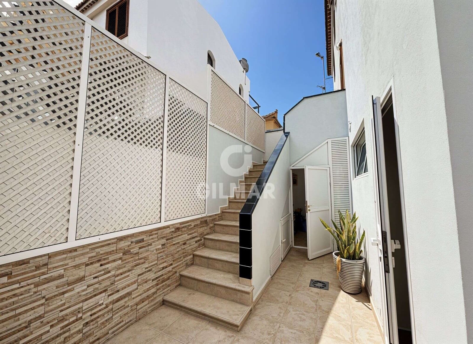 3 bedroom Semi-detached Villa for sale in Costa del Silencio with pool - € 425,000 (Ref: 9824057)