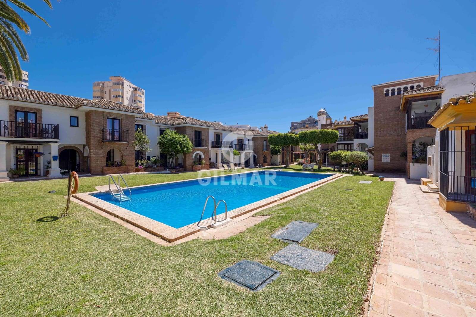 2 slaapkamer Flat te koop in Fuengirola met zwembad - € 549.000 (Ref: 9827542)