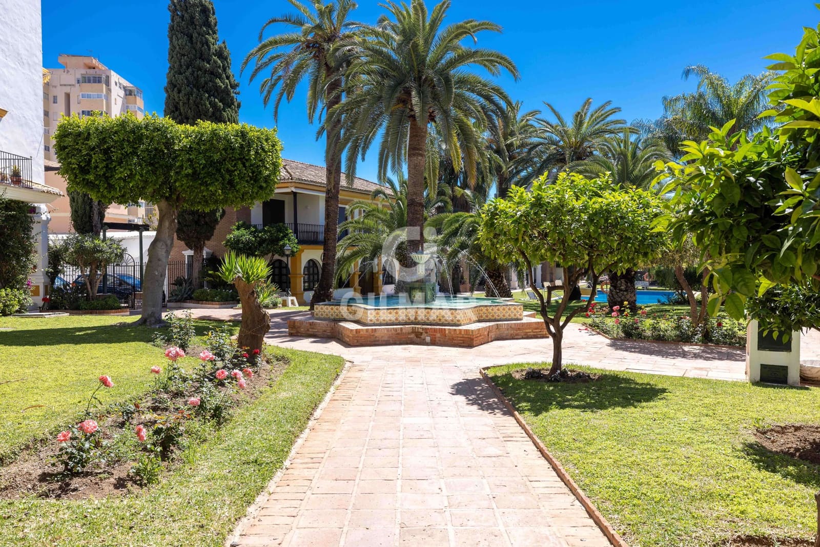 2 slaapkamer Flat te koop in Fuengirola met zwembad - € 549.000 (Ref: 9827542)