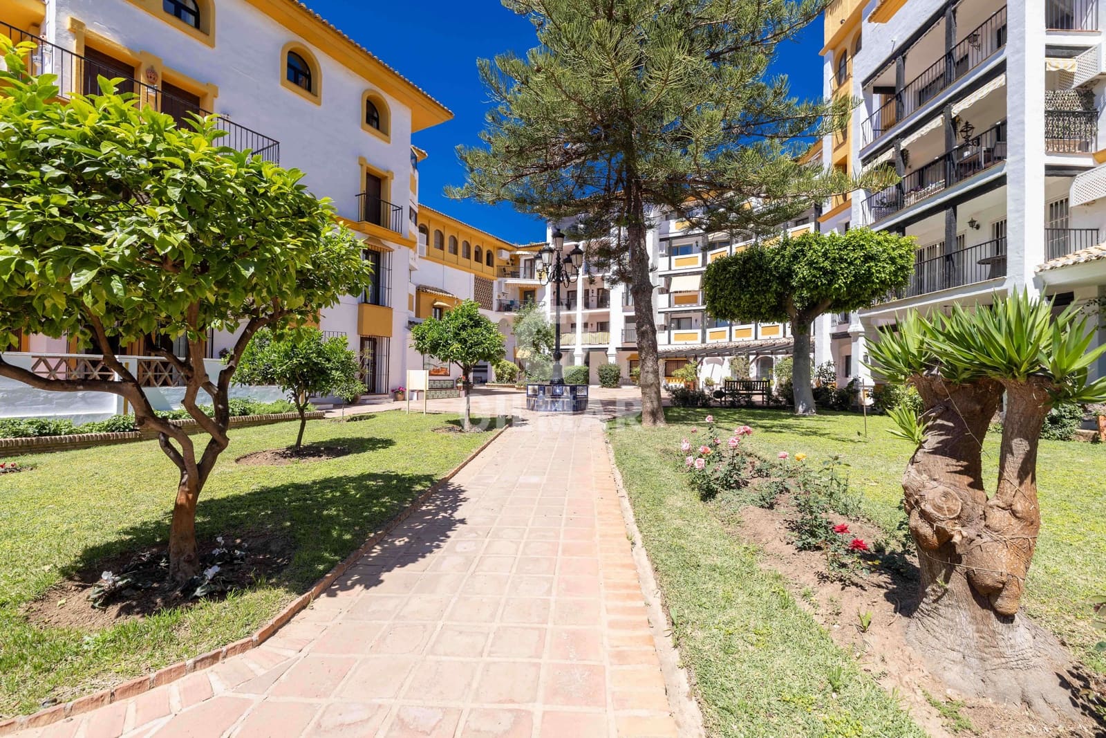2 slaapkamer Flat te koop in Fuengirola met zwembad - € 549.000 (Ref: 9827542)