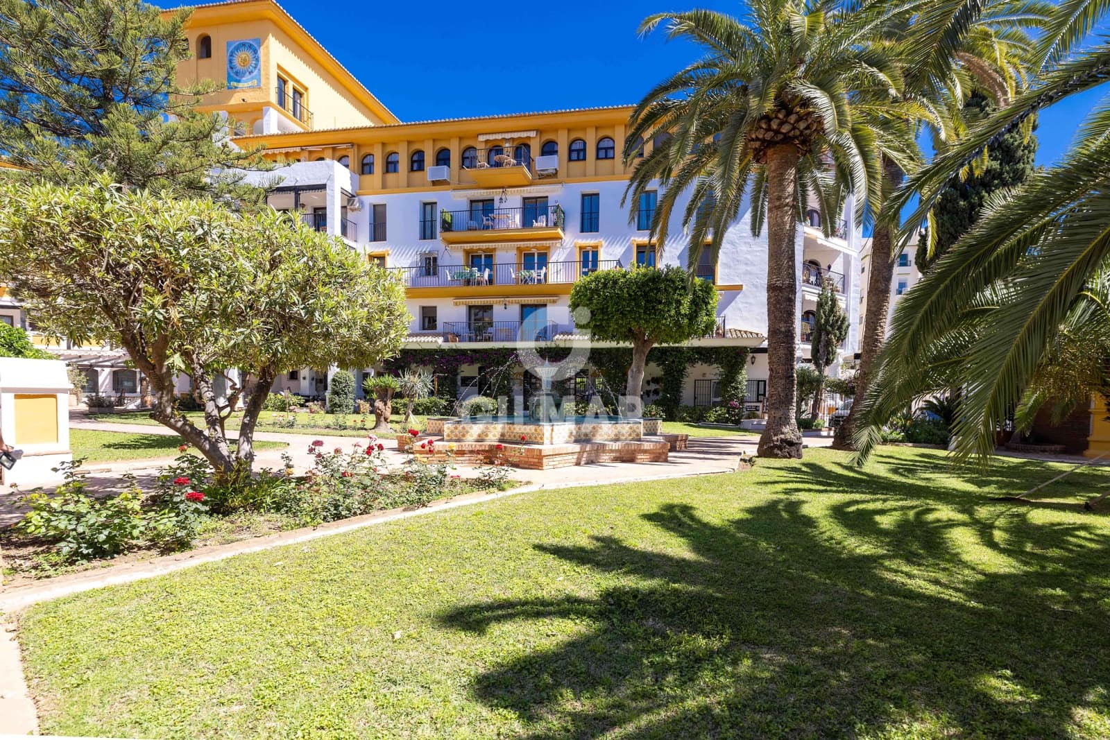 2 slaapkamer Flat te koop in Fuengirola met zwembad - € 549.000 (Ref: 9827542)