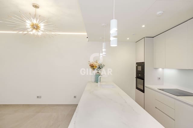 2 slaapkamer Flat te koop in El Higuerón, Fuengirola met zwembad garage - € 729.000 (Ref: 9827543)