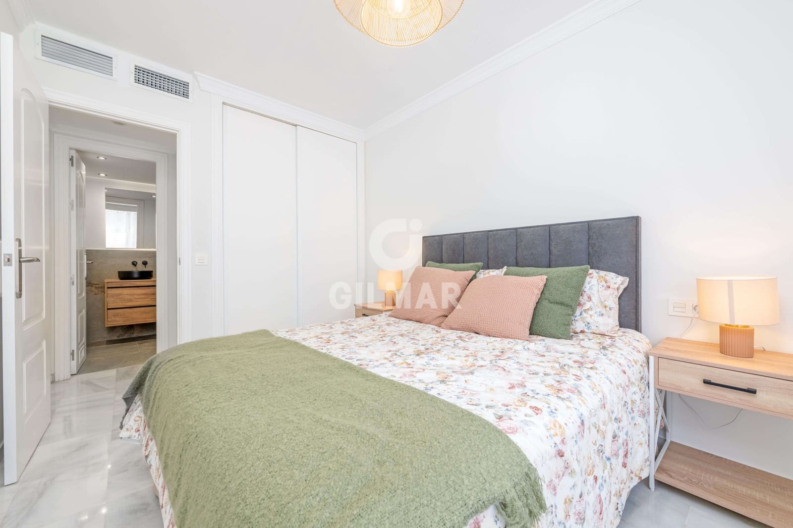 Piso de 2 habitaciones en Marbella en venta - 480.000 € (Ref: 9827550)