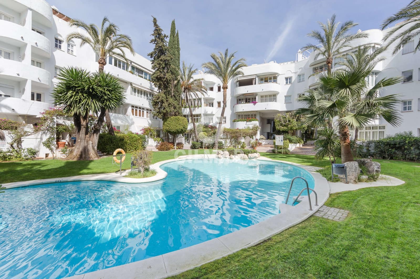 Ático de 2 habitaciones en Marbella en venta con piscina garaje - 815.000 € (Ref: 9827688)