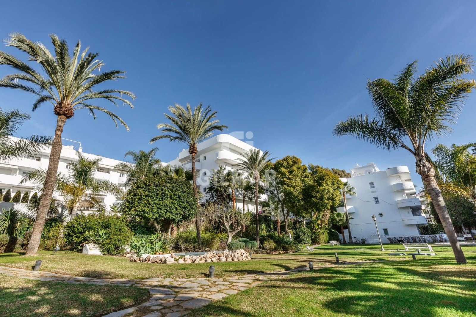 Ático de 2 habitaciones en Marbella en venta con piscina garaje - 815.000 € (Ref: 9827688)