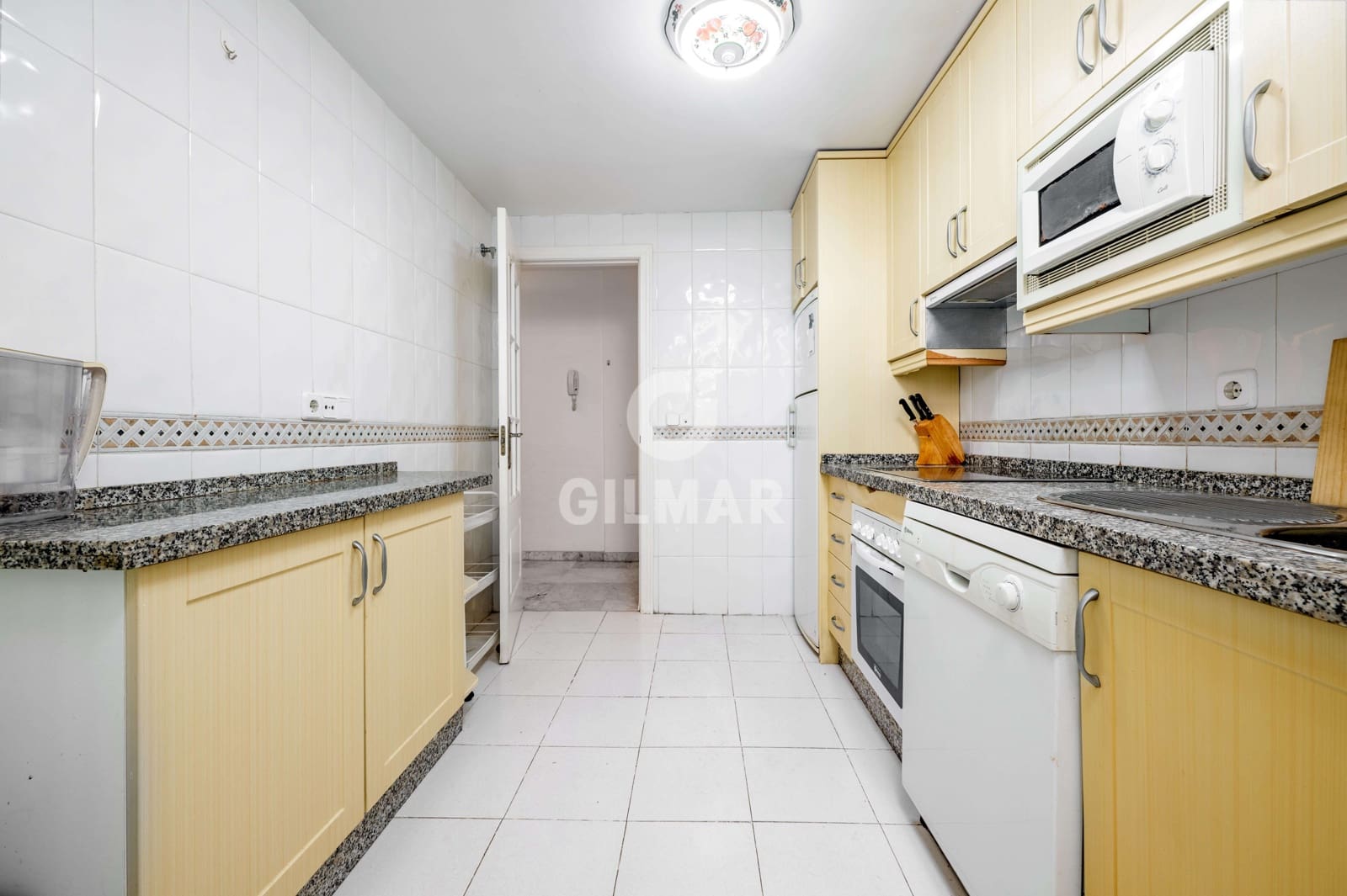 Ático de 2 habitaciones en Marbella en venta con piscina garaje - 815.000 € (Ref: 9827688)