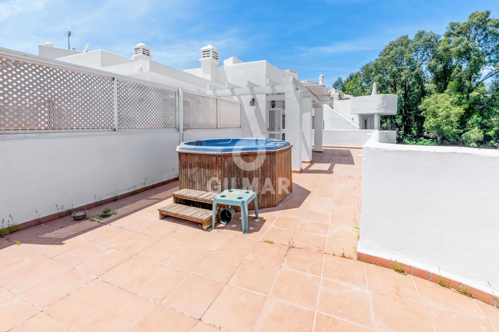 Ático de 2 habitaciones en Marbella en venta con piscina garaje - 815.000 € (Ref: 9827688)