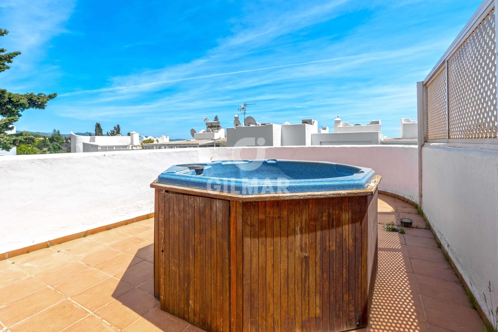 Ático de 2 habitaciones en Marbella en venta con piscina garaje - 815.000 € (Ref: 9827688)
